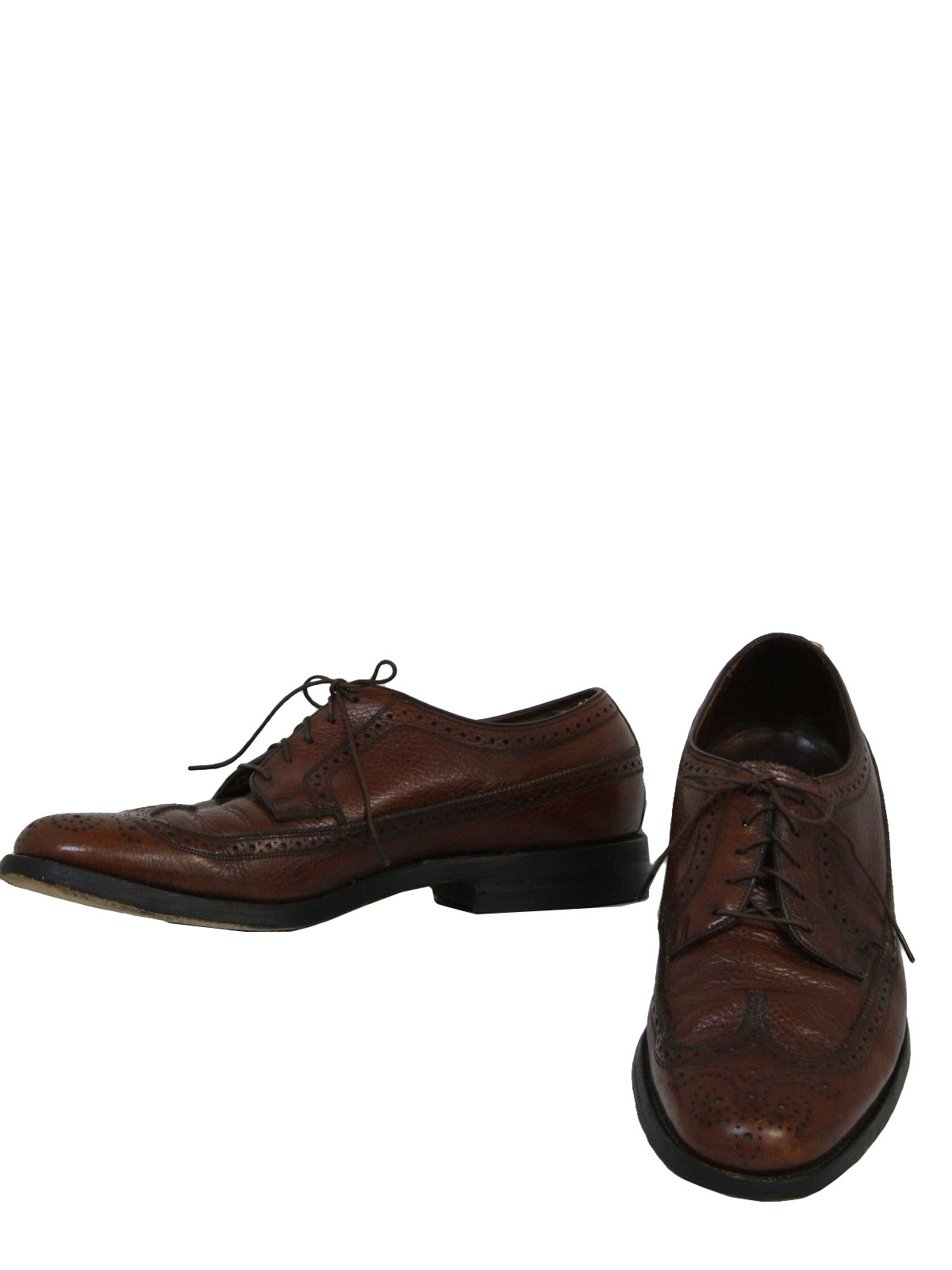 60s -Florsheim- Mens brown pebble grain leather wing tip brogue style oxfords with rounded toes, 5 eyelet lacing, saw tooth perforated toe, side, and upper details, thick leather soles, and rubber capped heels