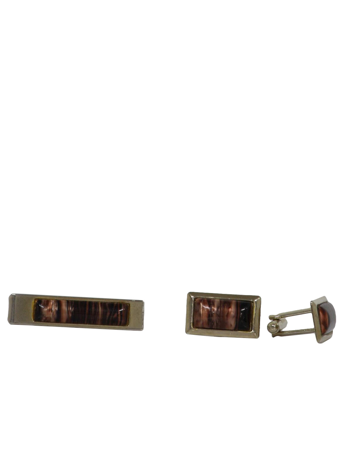 60s -Missing Stamp- Mens gold tone three piece raised wood grain look centered thin tie bar and cuff link set.