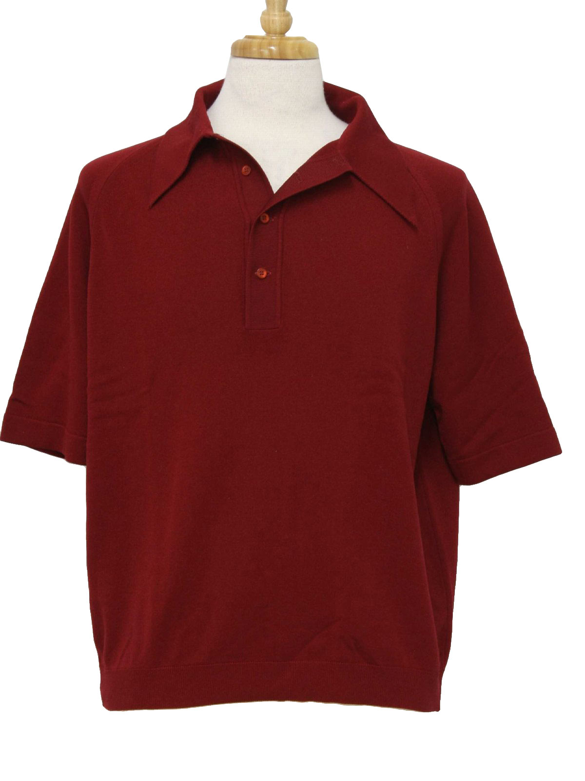 70s -Thane- Mens cranberry nylon banlon short sleeve pullover knit shirt. Banded hem and sleeves, with a fold over collar and four button placket.