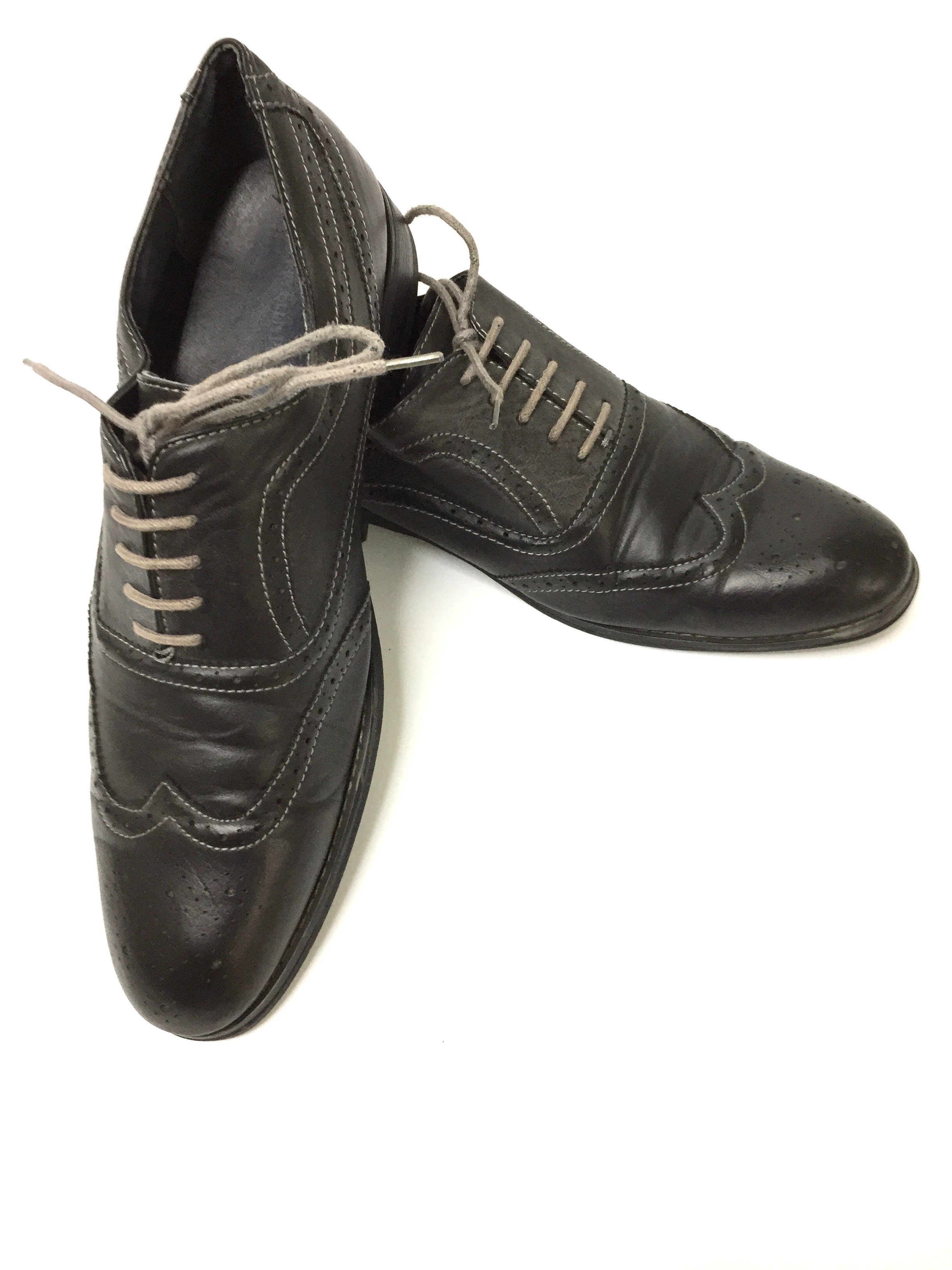 1990's Vintage Nash Shoes: 90s -Nash- Mens black smooth faux leather  wingtip style brogues oxfords with sawtooth perforated wingtip front,  sides, vamp, and back details, five eyelet lacing, faux leather lining,  vinyl